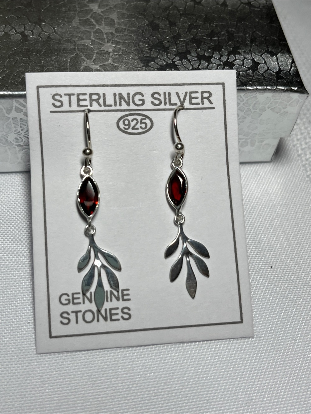 New Sterling Silver Garnet earrings
Dangle
925